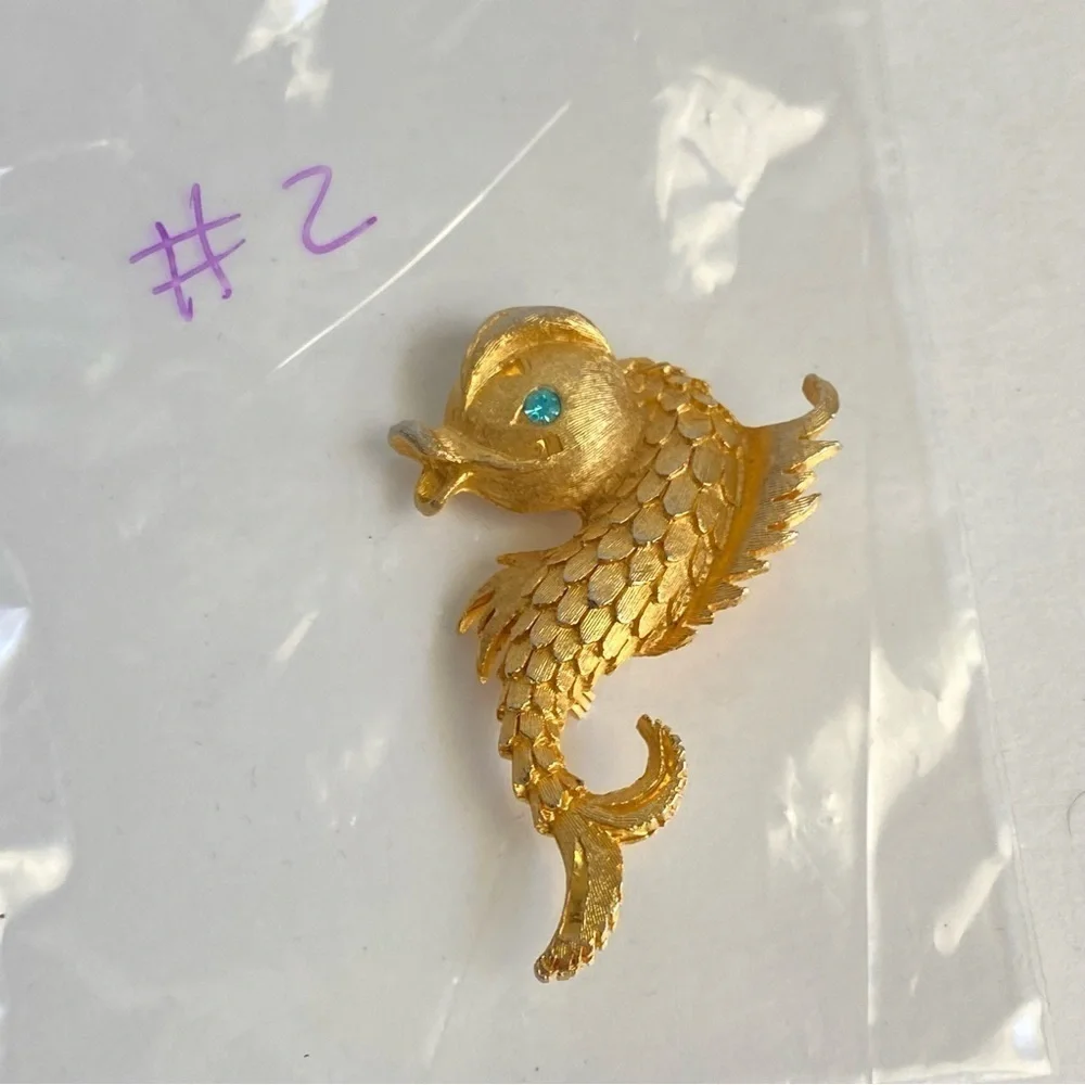 Vintage 50s Fish Brooch Mythological Sea Creature Seahorse Dolphin Gold Pin - Picture 8 of 8